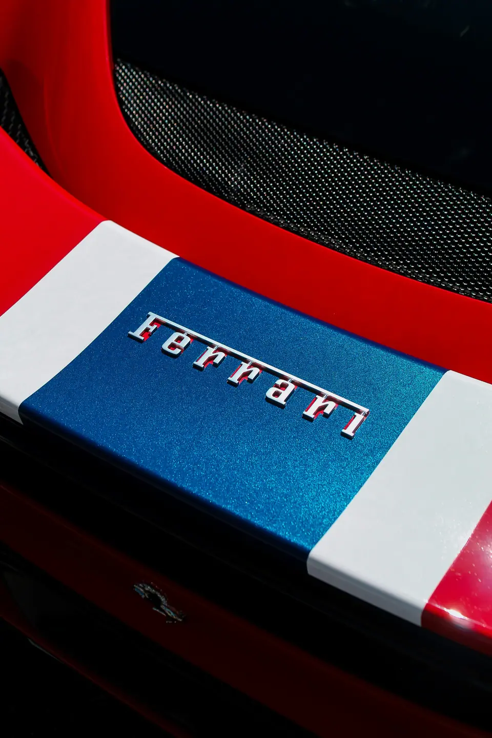 Détail de capot aux couleurs pures, rouge et bleu