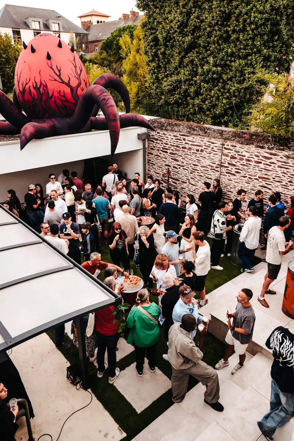 Foule en open air vue depuis une mezzanine
