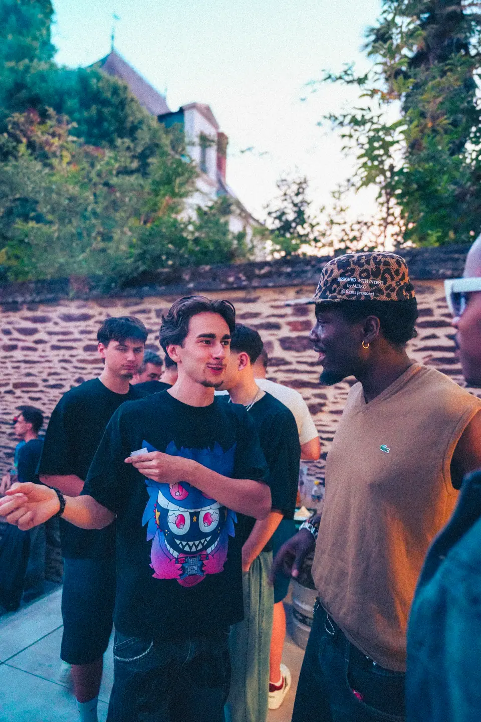 Groupe d’amis qui discutent et rient en open air